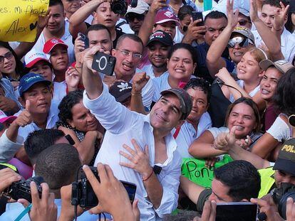 Alejandro Char se fotografía con un grupo de seguidores, en Barranquilla, en una imagen compartida en sus redes sociales.