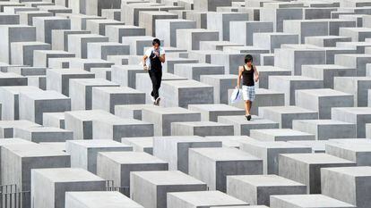 Dos turistas saltan sobre los bloques del Memorial del Holocausto de Berl&iacute;n,en 2010. 