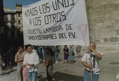 Acte del colectivo Lambda, en 1992, junto a la Basílica de Valencia con motivo de la toma de posesión Agustín García-Gascó como obispo.
