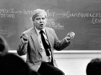 William H. Gass durante una clase, a finales del siglo XX.