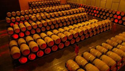 Barricas de vino en las bodegas que el Grupo Miguel Torres tiene en Vilafranca del Penedés.