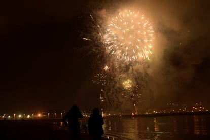 Los fuegos artificiales iluminan la playa de Poniente durante la celebración de la Noche de San Juan en Gijón. 