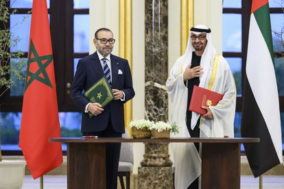 El presidente emiratí, Mohamed Bin Zayed (derecha), y el rey Mohamed VI de Marruecos, el lunes en Abu Dabi.