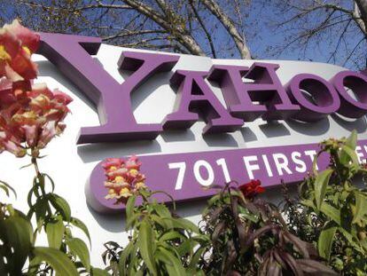 El logo de Yahoo! en la puerta de su sede de California