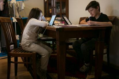 Dos niños estudian en su casa de Madrid durante la cuarentena educativa impuesta por el coronavirus.