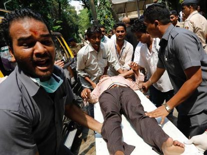 Una de los heridos por la estampida es ingresado en un hospital de Bombay.