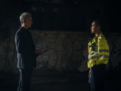 Cush Jumbo y Peter Capaldi en el capítulo tres de 'Historial delicitivo'.