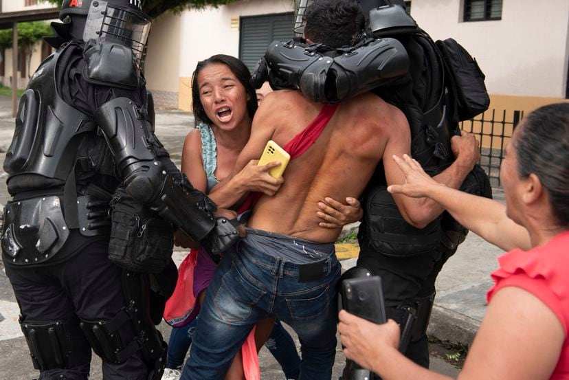 En Tuluá, Valle del Cauca (Colombia) un grupo de personas se enfrenta con miembros de la policía y el Escuadrón Móvil Antidisturbios (ESMAD) frente a la cárcel, el 29 de junio de 2022. 51 hombres murieron en un incendio que se desató alrededor de las 2 de la mañana del pasado martes 28 de junio, presuntamente durante el enfrentamiento entre dos líderes del precinto.