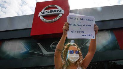Trabajadores de Nissan protestan ante un concesionario de la marca en Granollers, este viernes.