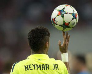 Neymar juega con el balón.