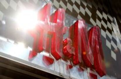Logotipo de H&M en una tienda
