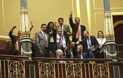 El embajador de Palestina en España, Musa Amer Odeh, asiste ayer desde la tribuna del público al pleno en el que se aprobó el respaldo al Estado palestino.