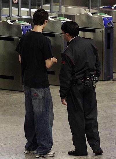 Un guarda en el metro ayer.