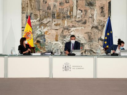 Pedro Sánchez preside la reunión del Consejo de Ministros en la Moncloa; de fondo, el cuadro de Miquel Barceló.
