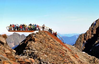 <b>TOP OF TYROL, MONTE ISIDORO (AUSTRIA) / LAAC ARCHITEKTEN. </b> El mirador sobresale nueve metros de monte Isidoro (sus anclajes miden otros 15 metros). A 3.200 metros de altura, la emoción está asegurada gracias a las vistas del glaciar Stubaier. Terminado en septiembre de 2009, en la construcción de este proyecto de LAAC se utilizaron 19 toneladas de acero corten. Desde la estación del teleférico hay que caminar unos 70 metros. Y a respirar aire fresco.