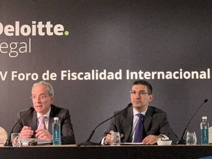 Jesús Gascón, Director General de la Agencia Tributaria (a la izquierda) y Luis Fernando Guerra, socio director de Deloitte Legal, en el foro de ayer.
