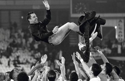Xavi llançat a l'aire pels seus jugadors tot celebrant la victòria de l'Al Sadd a la Copa de Qatar, al gener.