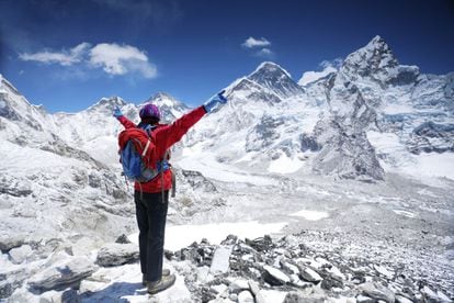 Existe un lugar que marca la frontera entre el senderismo y el montañismo: el campo base del Everest (por encima de los 5.000 metros), donde uno puede encontrarse con auténticas leyendas del alpinismo. Además, desde aquí se puede acometer la ascensión al Kala Pattar (en la foto), una montaña de 5.545 metros relativamente asequible, con privilegiadas vistas a la montaña más alta del mundo (el oscuro pico triangular en el centro de la imagen).