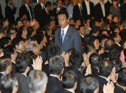 Taro Aso agradece el voto de los dirigentes del PLD en un acto en Tokyo