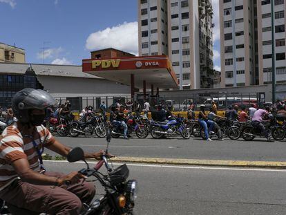 Una fila de motociclistas espera para cargar combustible en una gasolinera de Caracas, en agosto de 2020.