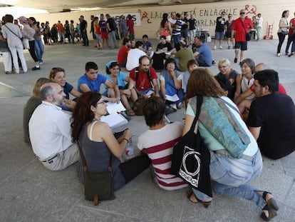 Uno de los grupos de discusión de Podemos en el Jardí del Túria.