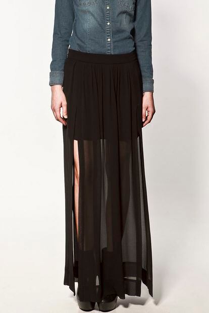 Falda larga y transparente de Zara. Precio: 39, 95 euros.