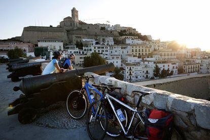 Dos ciclistas miran hacia la ciudad de Ibiza (Baleares).
