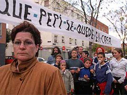 Josefa Mahugo, delante de una pancarta en la que sus vecinos piden el indulto.