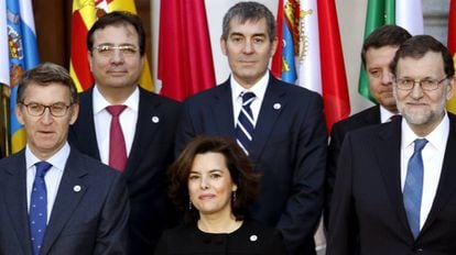 Santamar&iacute;a (c) y Rajoy (d) con cuatro presidentes auton&oacute;micos.