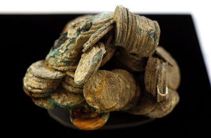 Monedas de plata con concreciones marinas que forman parte del tesoro de la fragata "Nuestra Señora de las Mercedes"