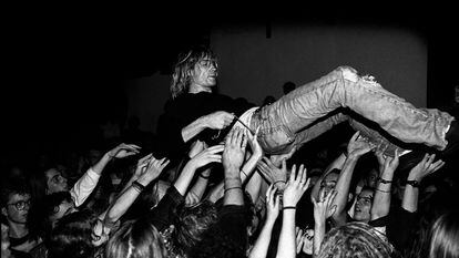 El público pasea en volandas a Kurt Cobain en un concierto de Nirvana en Frankfurt, en 1991.