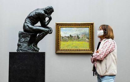 Una visitante frente a 'El pensador', de Rodin, en la Alte Nationalgalerie de Berlín, que volvió a abrir sus puertas el 12 de mayo.