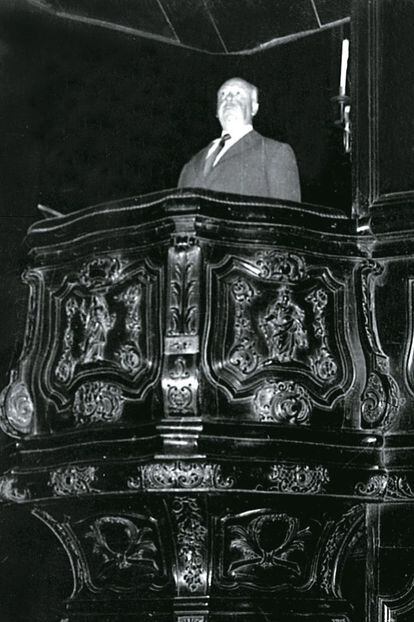 En 1957, cinco años después de su inauguración, el festival de San Sebastián recibió la categoría A, la máxima a la que puede aspirar un certamen de cine, y la Concha pasó a ser de Oro. En 1958 la ciudad recibió a potentes figuras de la industria a nivel internacional como Alfred Hitchcock, que presentaba su película 'Vértigo', o Kirk Douglas.