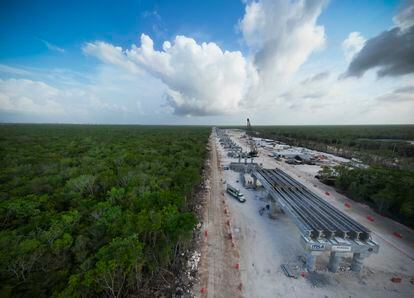 Vista aérea de la construcción de un puente que forma parte del tramo 5 de la ruta del Tren Maya, en Quintana Roo, México el 11 de mayo de 2023.