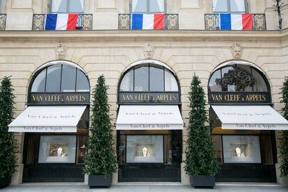La primera tienda de Van Cleef & Arpels se inauguró en la Place Vendôme de París, el hogar de las principales firmas de joyería de todo el mundo, en 1906. Entre los pedidos especiales de la marca, propiedad de Richemont, se incluye el conjunto de coronación de la emperatriz iraní Farah Pahlavi.