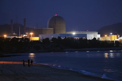 Vista de la central nuclear Vandellós 2 desde la playa de La Almadrava.