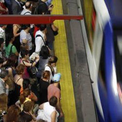 Usuarios esperando en un andén la llegada del Metro en Madrid.