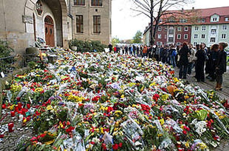 Ramos De Flores Amontonados A Las Puertas De Un Colegio De Erfurt Alemania Plano General Escena Internacional El Pais