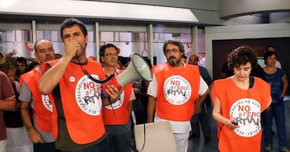 Miembros del comité de empresa, este lunes, en el momento de interrumpir el informativo de mediodía de Canal 9.