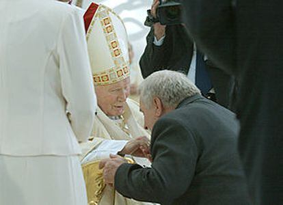 El ex presidente polaco Lech Walesa besa la mano del Papa tras la misa celebrada ayer en Cracovia.