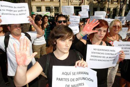 Manifestación de mujeres a las puertas de la Audiencia Provincial de Murcia, el pasado día 6.-