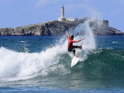 Un surfista durante el Festival de Surf, Skate y Música de la Escuela Cántabra de Surf de Somo (Cantabria).