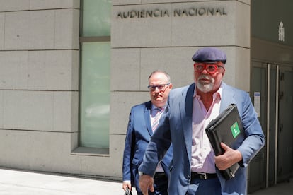 El comisario jubilado José Manuel Villarejo (a la derecha) a su salida de la Audiencia Nacional el pasdo 1 de junio.