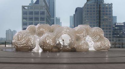 Diseñado para la Bienal del Lago Jinji e instalado en un pabellón exterior a gran escala en la plaza del Centro Suzhou, en China. Destaca su estructura ondulante, como burbujas que se suspenden en la superficie. La estructura es de aluminio blanco. 