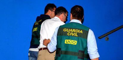 Agentes de la Guardia Civil detienen al exalcalde de Parla, José María Fraile, en octubre.