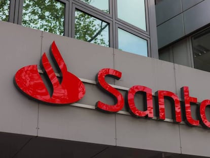 Logo de Santander en una de sus oficinas.