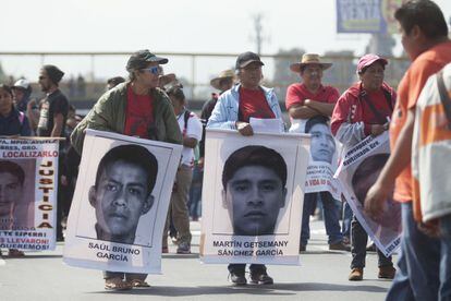 Los manifestantes repitieron las proclamas contra Peña Nieto, el Ejército mexicano y el alcalde de Iguala y su esposa, ambos en prisión por su participación en los hechos y nexos con el crimen organizado.