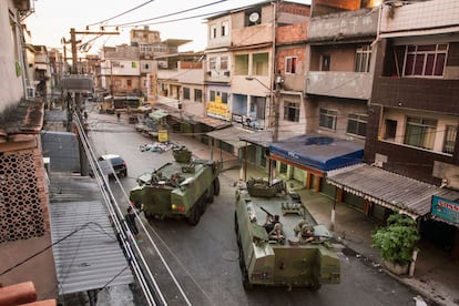 Tanques blindados de la Marina ocupan las favelas que componen el Complexo da Maré, en Río de Janeiro. La ocupación forma parte del proceso de instalación de las Unidades de la Polícia Pacificadora (UPP) en el lugar.