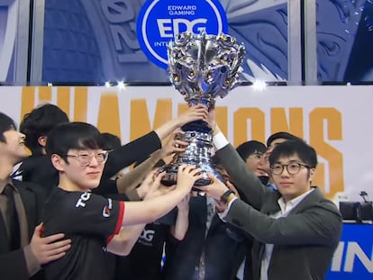 El equipo chino EDward Gaming recoge el trofeo de 'WORLDS 2021'.