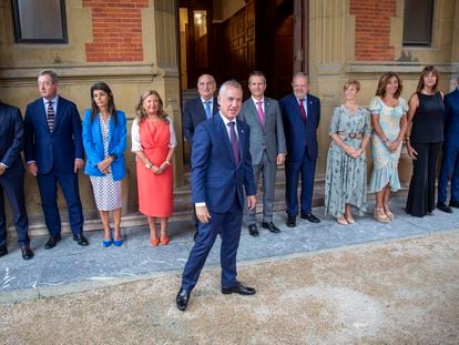 El lehendakari Iñigo Urkullu (en el centro), junto a los consejeros del Ejecutivo vasco, este martes en el Palacio Miramar de San Sebastián.